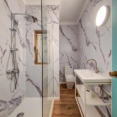 Modern With Pool | Sleeps 4 *
