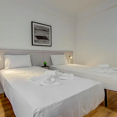 Modern With Pool | Sleeps 4 *