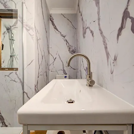 Modern With Pool | Sleeps 4