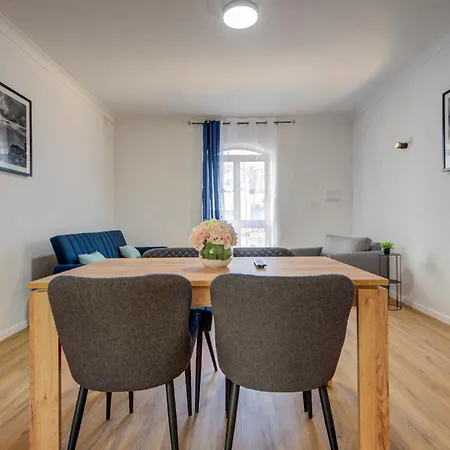 아파트 Modern With Pool | Sleeps 4 *