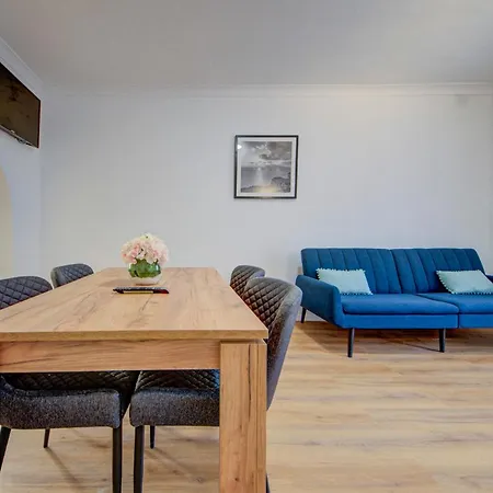 Modern With Pool | Sleeps 4 아파트