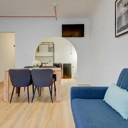 Modern With Pool | Sleeps 4 *