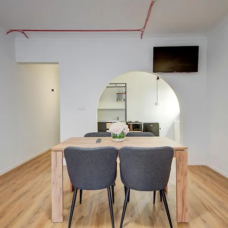 Modern With Pool | Sleeps 4 *
