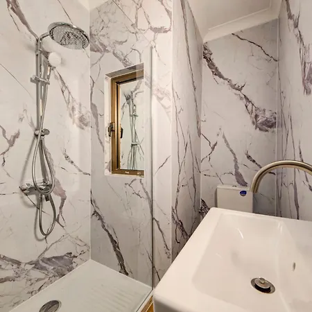 Modern With Pool | Sleeps 4 *